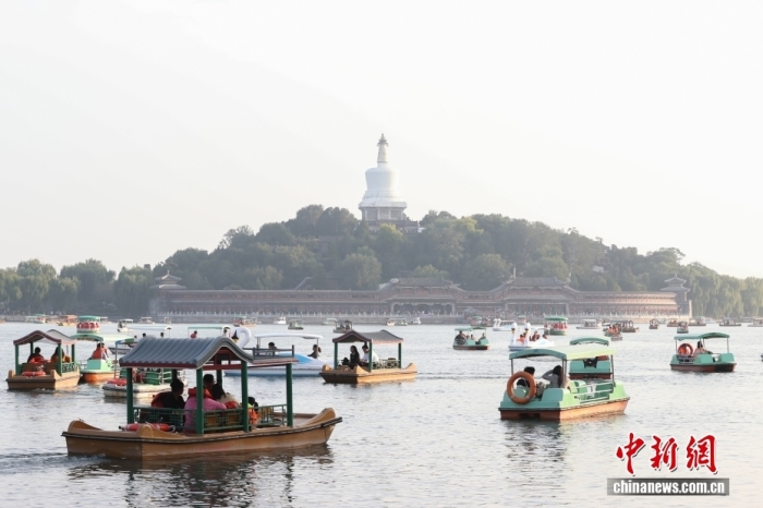 10月7日，國(guó)慶節(jié)、中秋節(jié)假期進(jìn)入尾聲，北京北海公園熱度不減，不少市民游客在公園乘船游玩。<a target='_blank' href='/' _fcksavedurl='/'><p  align=