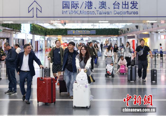 10月8日是國(guó)慶中秋假期最后一天，大量旅客在北京首都國(guó)際機(jī)場(chǎng)出行。 <a target='_blank' href='/' _fcksavedurl='/'><p  align=