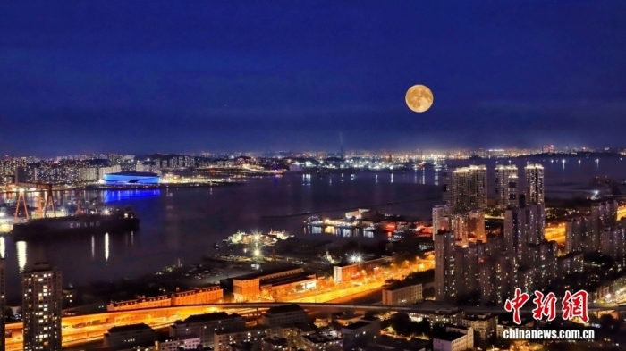 遼寧大連，中秋節(jié)一輪圓月從大連梭魚灣東方海岸線升起。