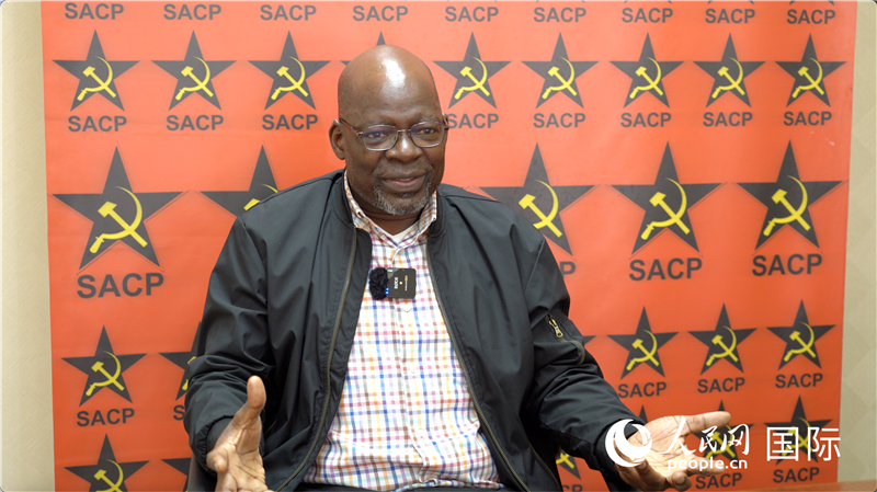 南非共產(chǎn)黨總書(shū)記索利 馬派拉接受人民網(wǎng)記者采訪。人民網(wǎng) 劉暢攝