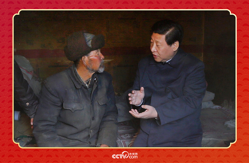 2013年2月3日，習近平總書記和甘肅省定西市渭源縣元古堆村八旬老黨員馬崗親切交談，了解當?shù)厣a(chǎn)生活情況。