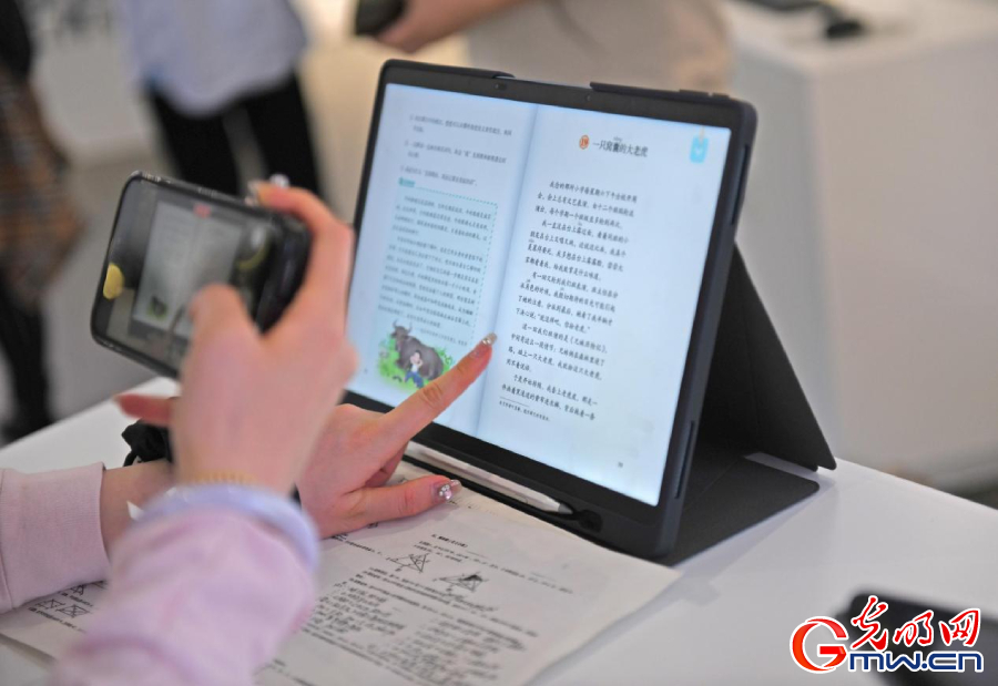 組圖丨AI、網(wǎng)絡(luò)安全、跨境電商……數(shù)字經(jīng)濟(jì)如此 “陜”耀