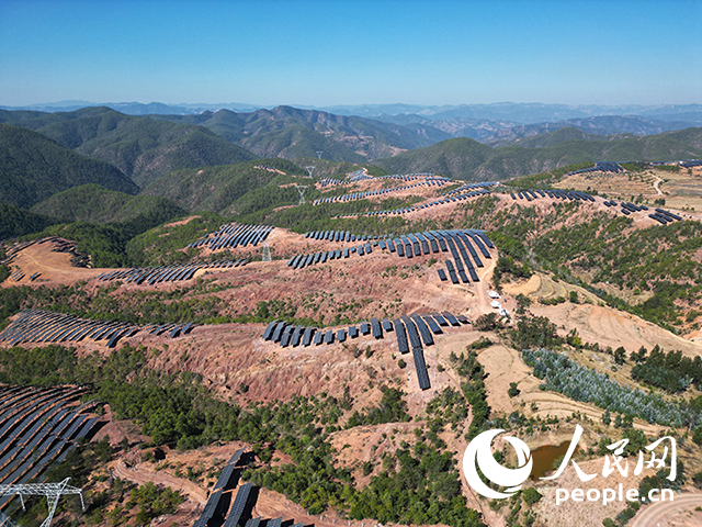 云南南華羅文村的山坡上，一塊塊光伏板連接成片。人民網記者 程浩攝