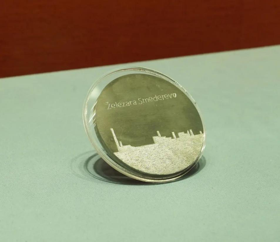 2016年6月，塞爾維亞斯梅戴雷沃鋼廠工人贈送習(xí)近平主席的鋼板雕刻工廠剪影紀(jì)念牌。胡楊 攝