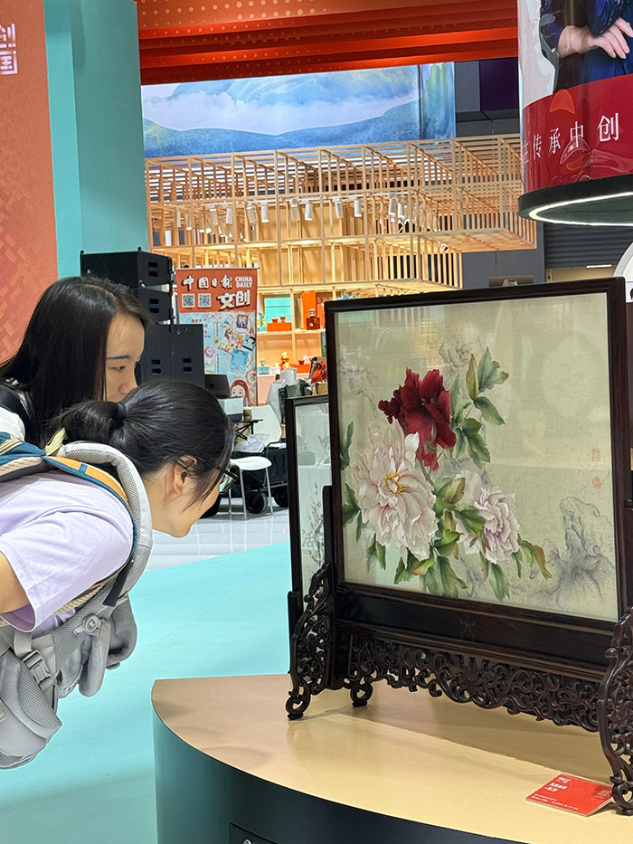 “文創(chuàng)中國(guó)”專題展區(qū)。參展觀眾供圖