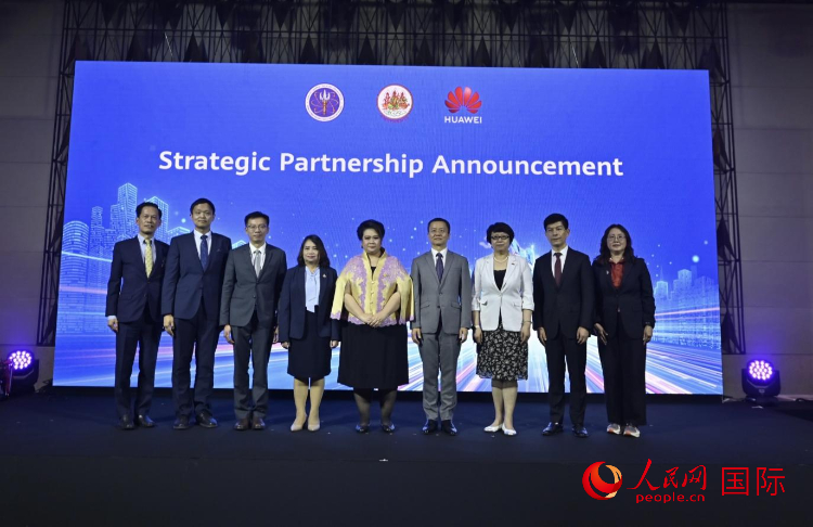 數(shù)字人才峰會(huì)現(xiàn)場。左五為泰國高等教育、科學(xué)、研究和創(chuàng)新部長素巴瑪·伊沙拉帕迪，右三中國駐泰國大使館教育參贊許蘭，右四為華為泰國技術(shù)有限公司總經(jīng)理李雄偉。人民網(wǎng)記者 簡承淵攝