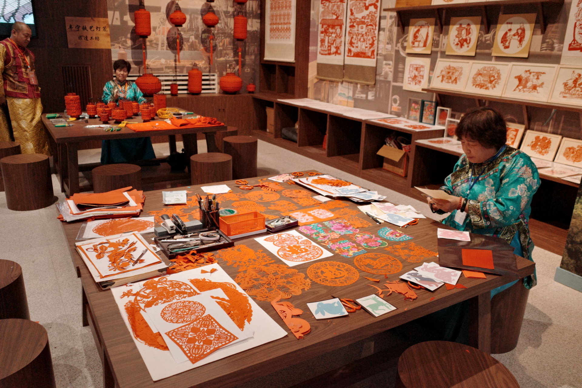 “氣象萬千——中國非遺保護(hù)實踐主題展”上，非遺傳承人現(xiàn)場展示。人民網(wǎng)記者 劉微攝