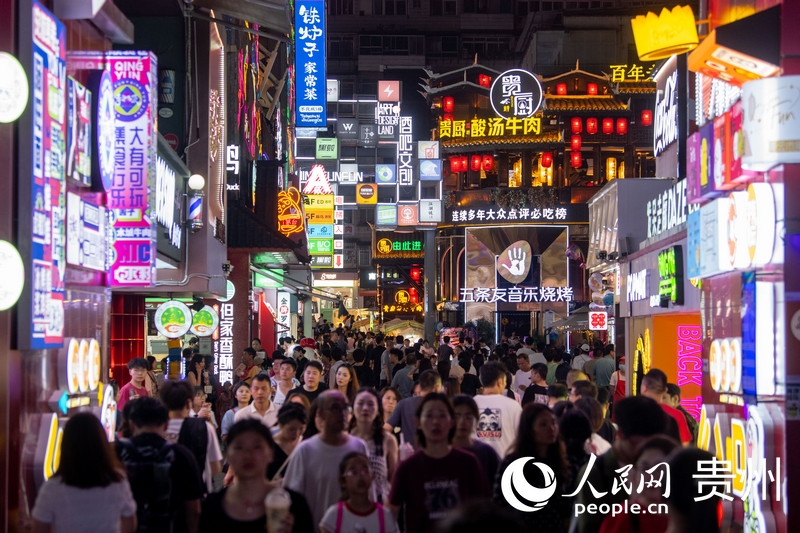 6月21日，貴陽，青云市集內(nèi)游人如織。人民網(wǎng)記者 翁奇羽攝