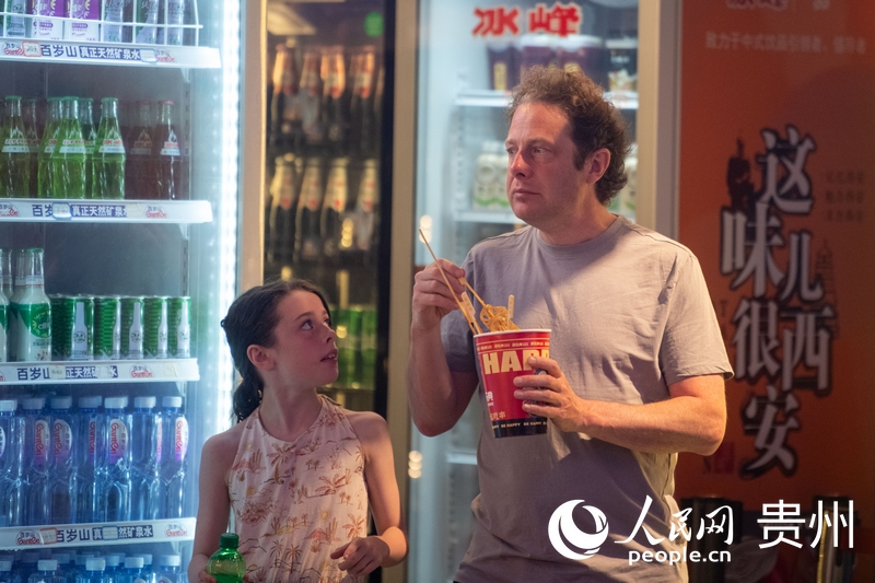 6月21日，貴陽青云市集內(nèi)，游客邊逛邊吃。人民網(wǎng)記者 翁奇羽攝