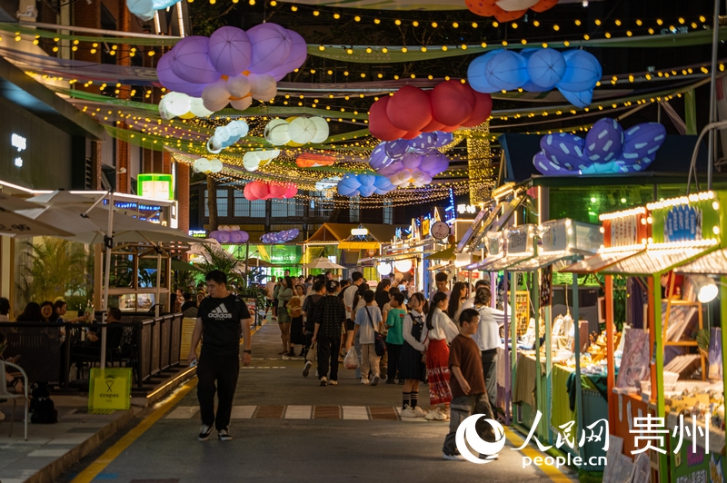 6月21日，貴陽新印廠霓虹閃爍，映照城市夜生活。人民網(wǎng) 陽茜攝