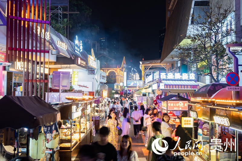 6月21日，夜幕下人頭攢動的貴陽市太平路街區(qū)。人民網(wǎng)記者 涂敏攝