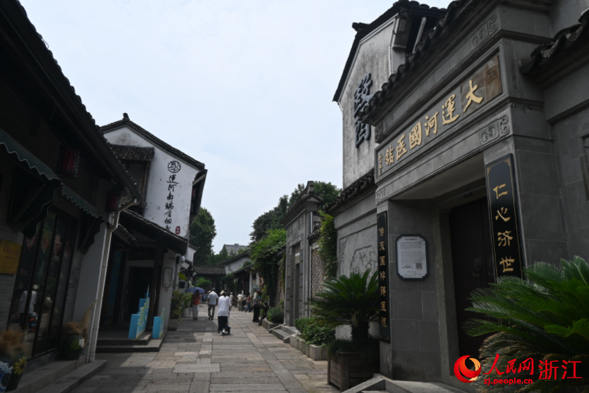 運河邊的老建筑被完好保存下來。人民網記者 張麗瑋攝