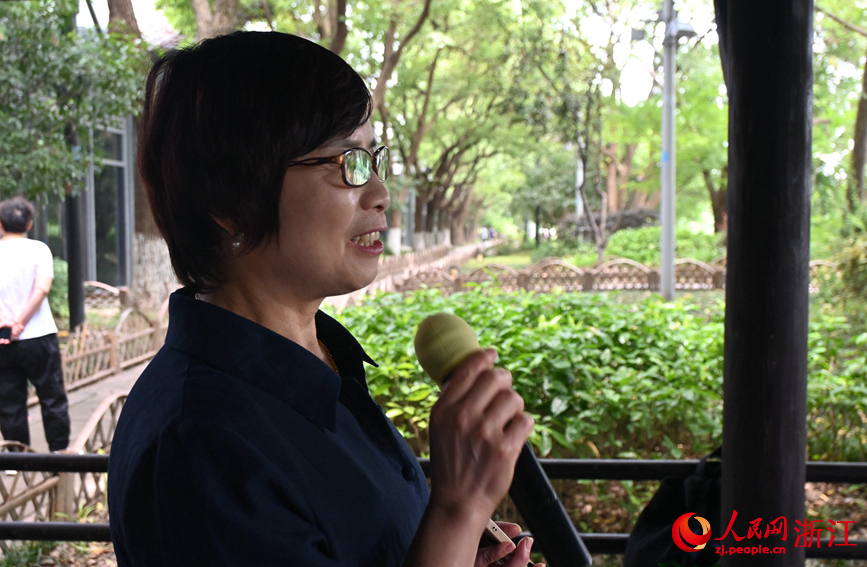 面向運河，任國萍放聲歌唱。人民網記者 張麗瑋