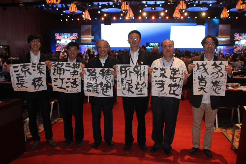 顧風(fēng)（左三）在會(huì)場(chǎng)合照留念。受訪者供圖