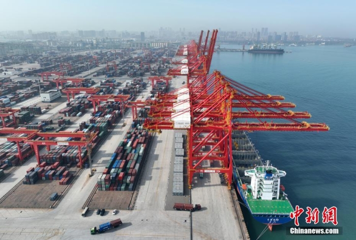 資料圖：山東日照港全自動(dòng)化集裝箱碼頭作業(yè)現(xiàn)場(chǎng)。(無(wú)人機(jī)圖片)<a target='_blank' href='/'><p  align=