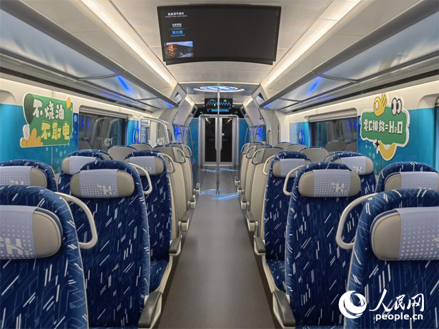 我國(guó)首列氫能源市域列車(chē)由位于吉林省的中車(chē)長(zhǎng)客股份有限公司自主研制，該列車(chē)不燒油，不取電，可實(shí)現(xiàn)零碳排放。人民網(wǎng)記者 馬俊華攝