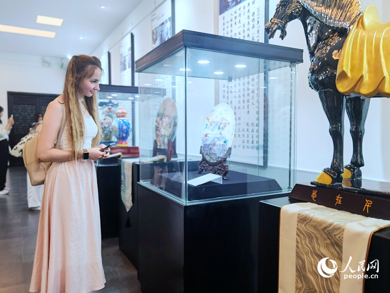 來自白俄羅斯的留學(xué)生喀秋莎駐足欣賞牡丹瓷。人民網(wǎng)記者 尚明楨攝