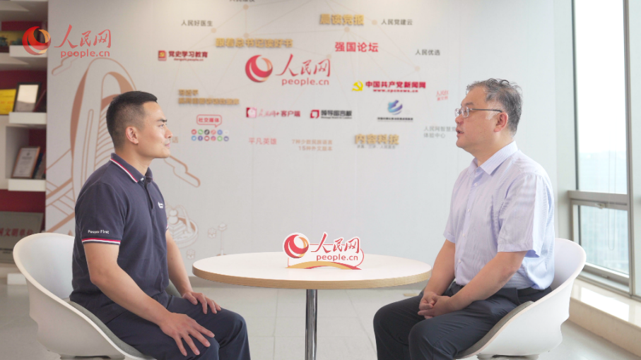 中共中央黨校（國家行政學(xué)院）國家治理教研部副主任李江濤（右）接受采訪。人民網(wǎng)記者 王紹紹攝