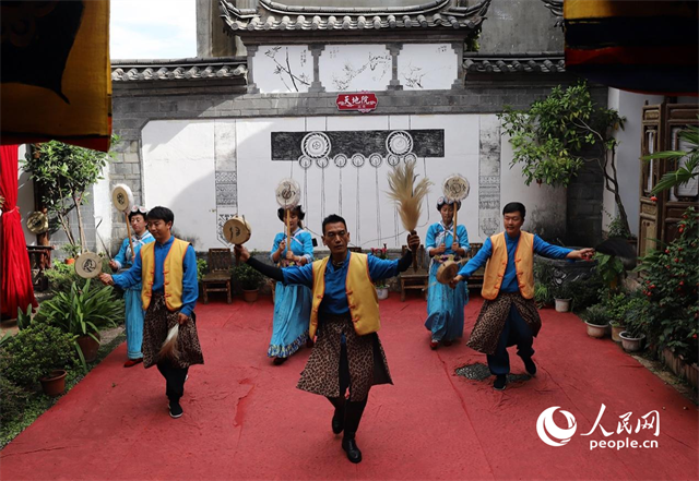 云南麗江古城“天地院”的納西族演出。 人民網(wǎng)記者 程浩攝