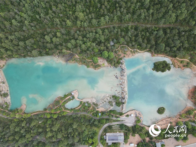 位于麗江市玉龍雪山東麓甲子村的藍(lán)月谷景區(qū)。 人民網(wǎng)記者 符皓攝