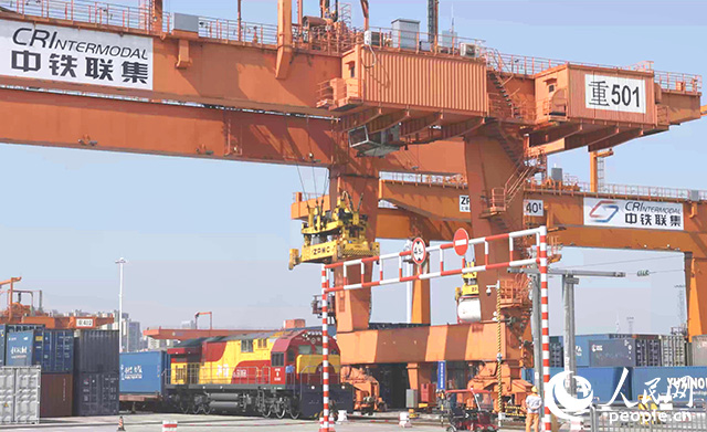 位于重慶國際物流樞紐園區(qū)的重慶鐵路集裝箱中心站。 人民網(wǎng)記者 劉祎攝