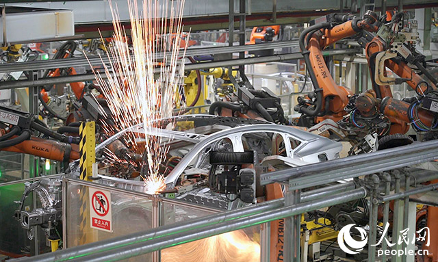 長安汽車兩江工廠，機械臂正在工作。人民網(wǎng)記者 劉祎攝