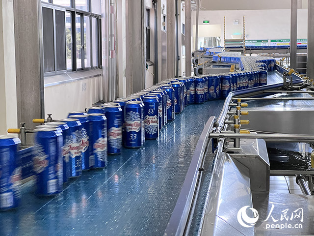 重慶啤酒包裝車間易拉罐生產(chǎn)線。人民網(wǎng)記者 胡虹攝