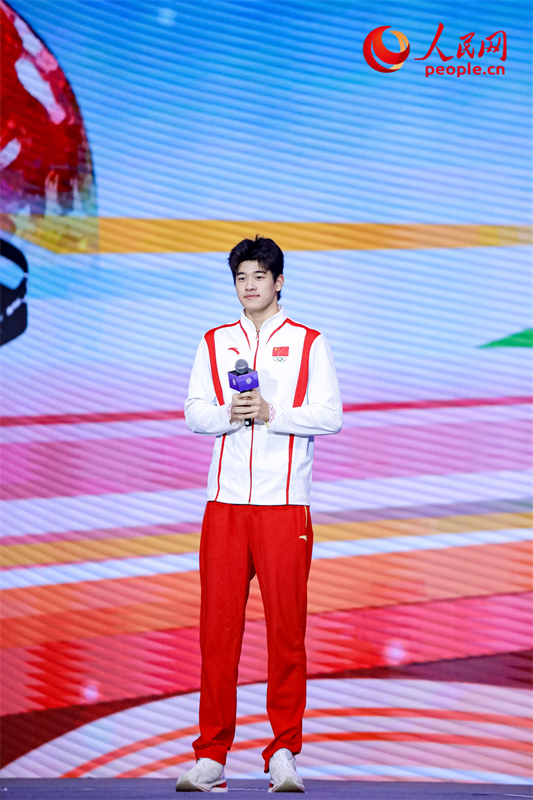 潘展樂分享自己的成長(zhǎng)經(jīng)歷。人民網(wǎng)記者 于凱攝