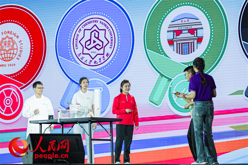 陳夢(mèng)與南開學(xué)子互動(dòng)。人民網(wǎng)記者 于凱攝