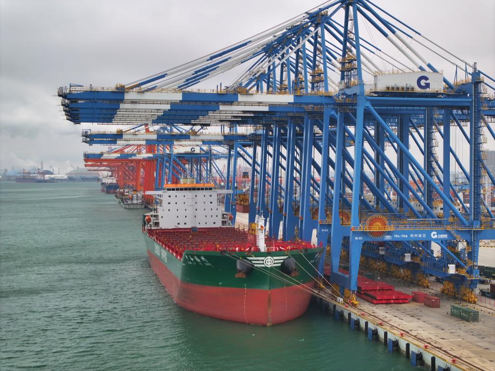 2月23日拍攝的廣西北部灣港欽州港區(qū)的碼頭堆場(chǎng)（無人機(jī)照片）。新華社記者 周華 攝