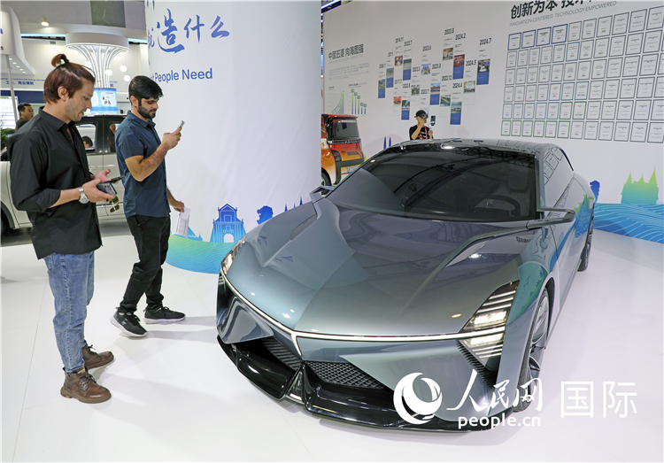 東博會上，上汽通用五菱展出的一款名為“東盟之光”的新能源概念車吸引參觀者駐足。人民網(wǎng)記者趙益普攝