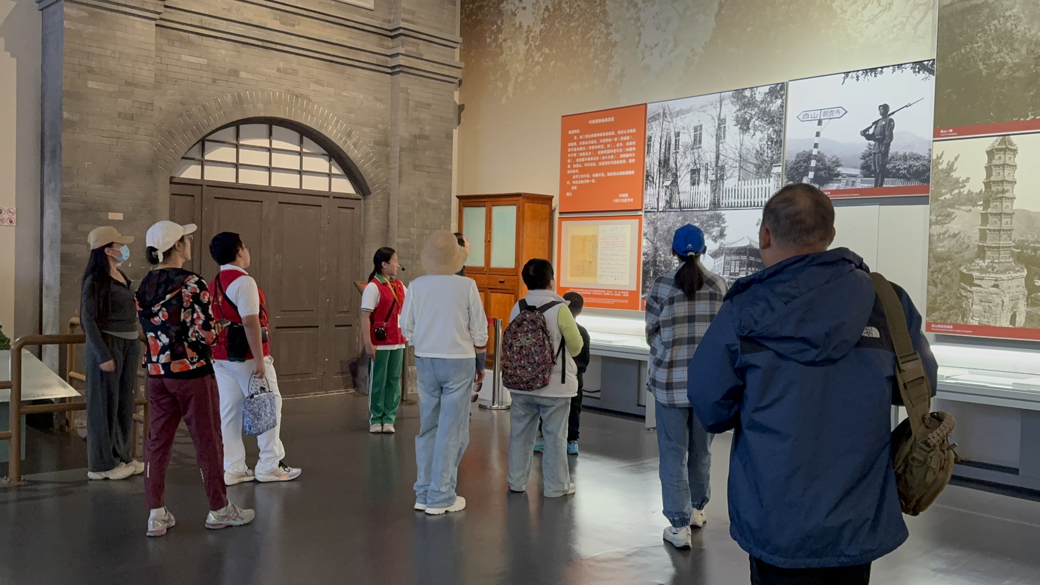 10月4日，北京香山革命紀念館內(nèi)，一名“紅領(lǐng)巾志愿者”正在為參觀者講解。人民網(wǎng)記者 劉微攝