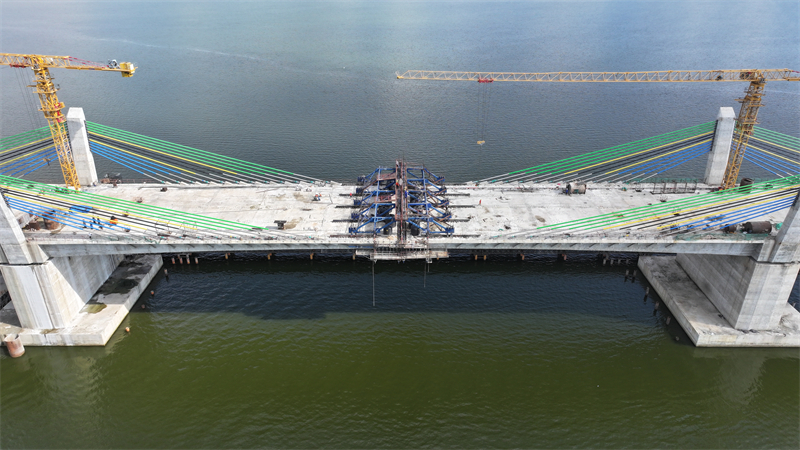 圖為馬古富力大橋合龍現(xiàn)場。中土東非公司供圖