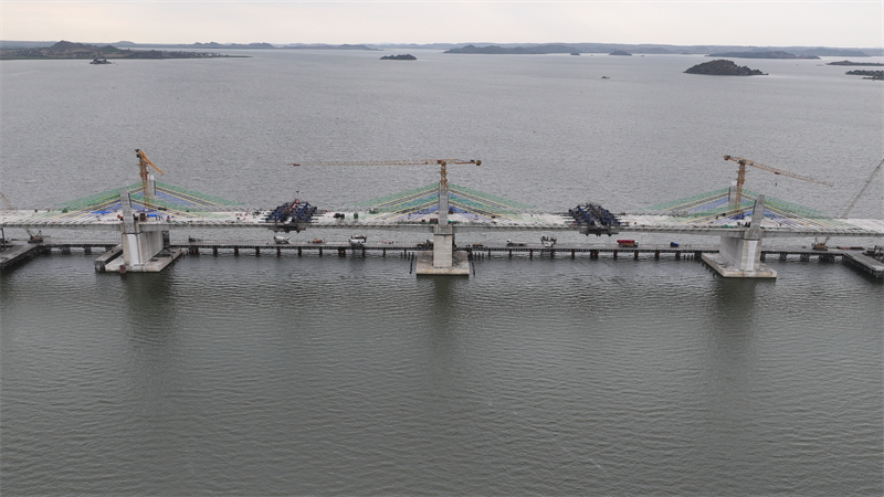 圖為馬古富力大橋合龍現(xiàn)場。中土東非公司供圖