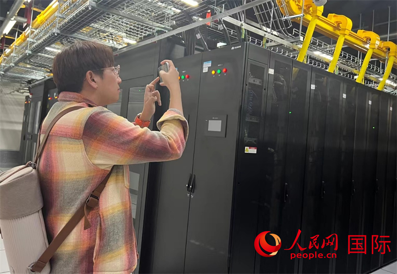 韓國博主樸大一參觀中國移動新疆云計算和大數(shù)據(jù)中心機房。人民網(wǎng)記者曾書柔攝