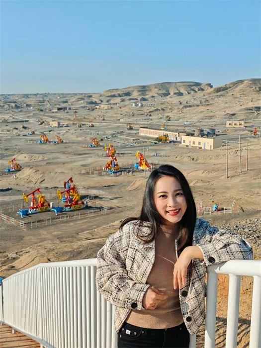 中泰文化推廣達(dá)人張愛玲參觀克拉瑪依百里油區(qū)。受訪者供圖