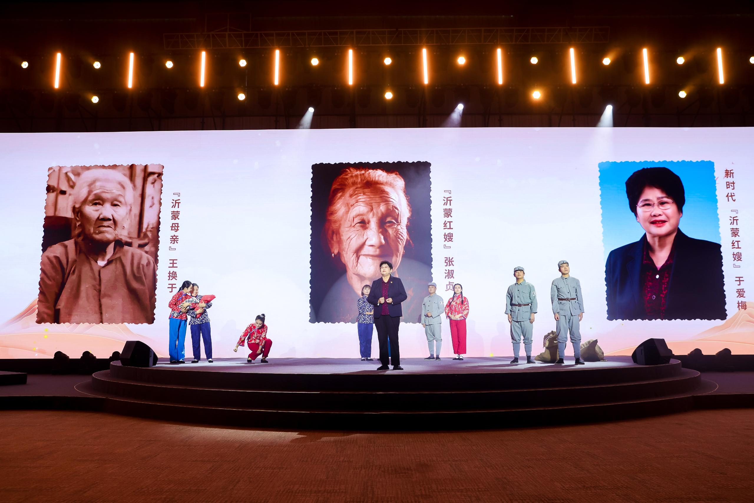 “何以中國·弦歌不輟”網(wǎng)絡主題活動現(xiàn)場，于愛梅講述“沂蒙紅嫂”的故事。人民視頻供圖。