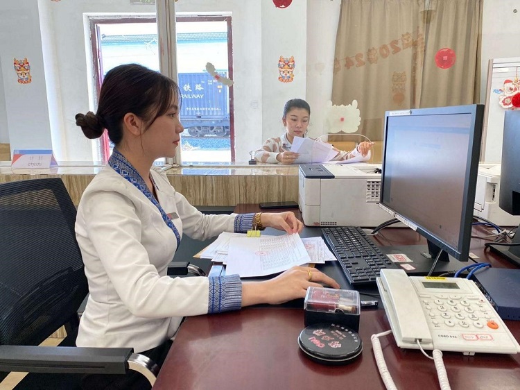 春節(jié)期間，中老鐵路員工堅守崗位，保障鐵路運行安全、暢通。李加勇攝