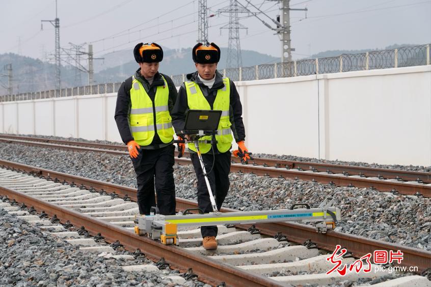 【發(fā)現(xiàn)最美鐵路】云端上的“毫米級”守護(hù)者——麗香鐵路養(yǎng)護(hù)工