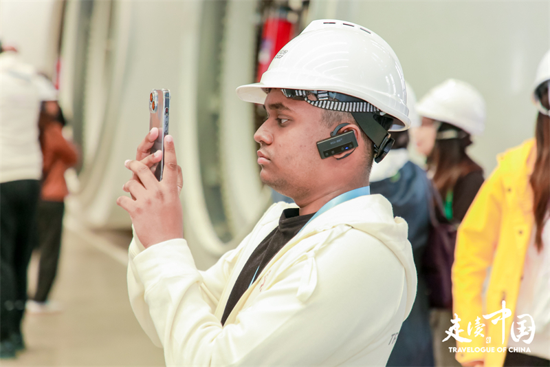 斐濟(jì)廣播公司記者尼基爾·庫馬爾（Nikhil Kumar）參觀運(yùn)達(dá)風(fēng)電裝備制造廠房。環(huán)球網(wǎng)供圖