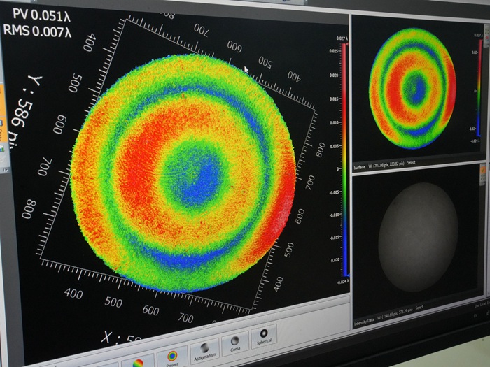 屏幕上清晰顯示著光學(xué)元器件的打磨程度。人民網(wǎng)記者 李洋攝
