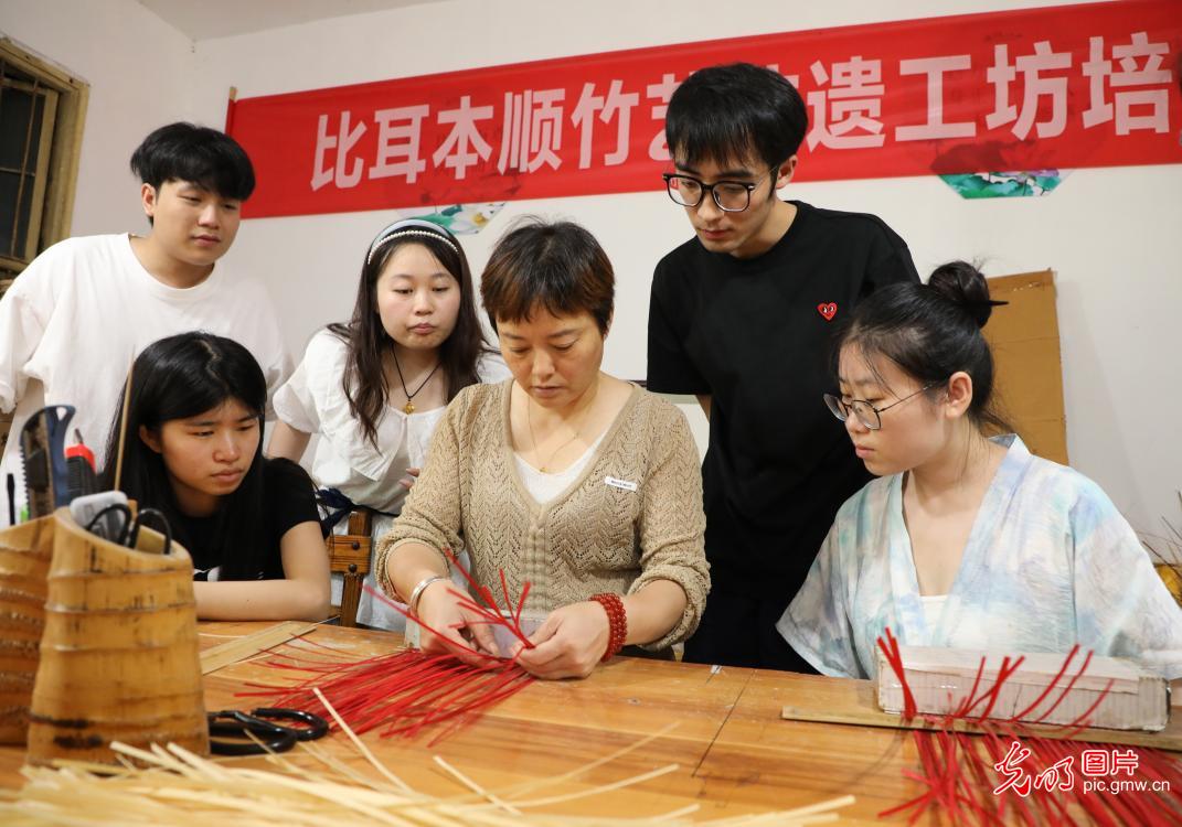 直播助農(nóng)、健康義診、扮靚街巷……青年學(xué)子暑期返鄉(xiāng)服務(wù)桑梓