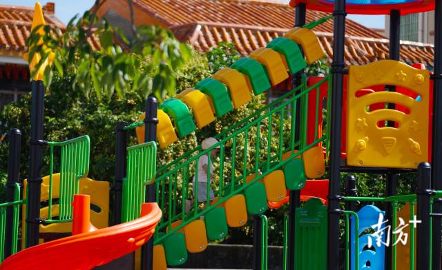 崖口村近年來也大力發(fā)展村里的基礎設施建設，尤其為老人和小孩提供更多的休閑娛樂場所。