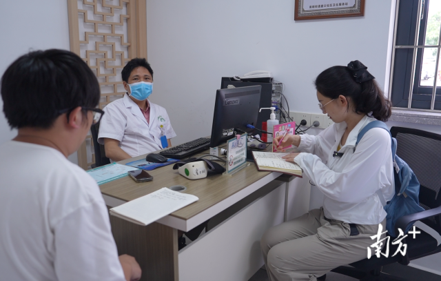 公共服務調(diào)研組在崖口村衛(wèi)生站調(diào)研。