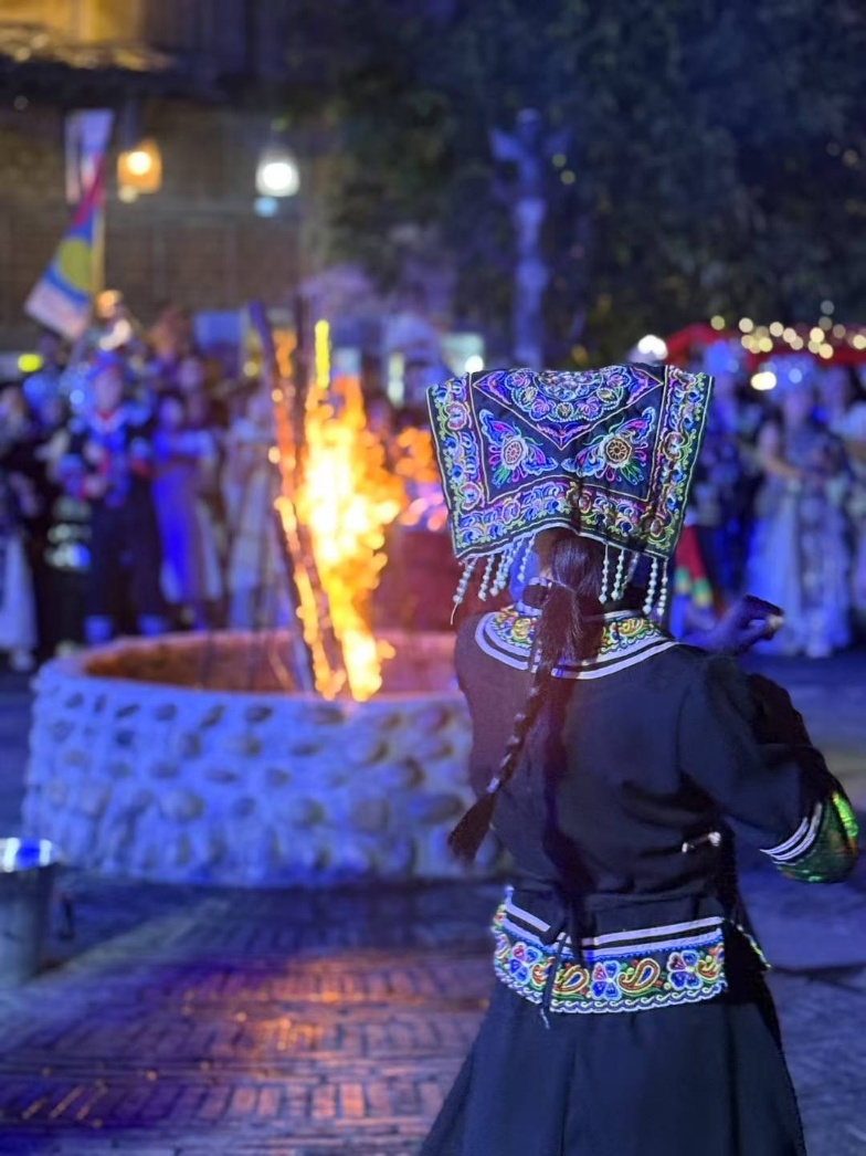 2025年7月，貴州烏江寨“萬人打跳夜”現(xiàn)場。受訪者供圖