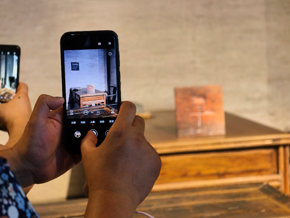 2025年7月15日，暑期研學團小朋友在浙江省紹興市三味書屋拍攝魯迅讀書座位及課桌上的“早”字。受訪者供圖