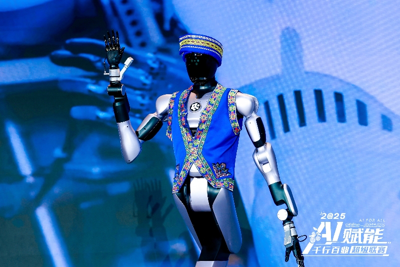 具身智能機(jī)器人“愛寶”亮相。主辦方供圖