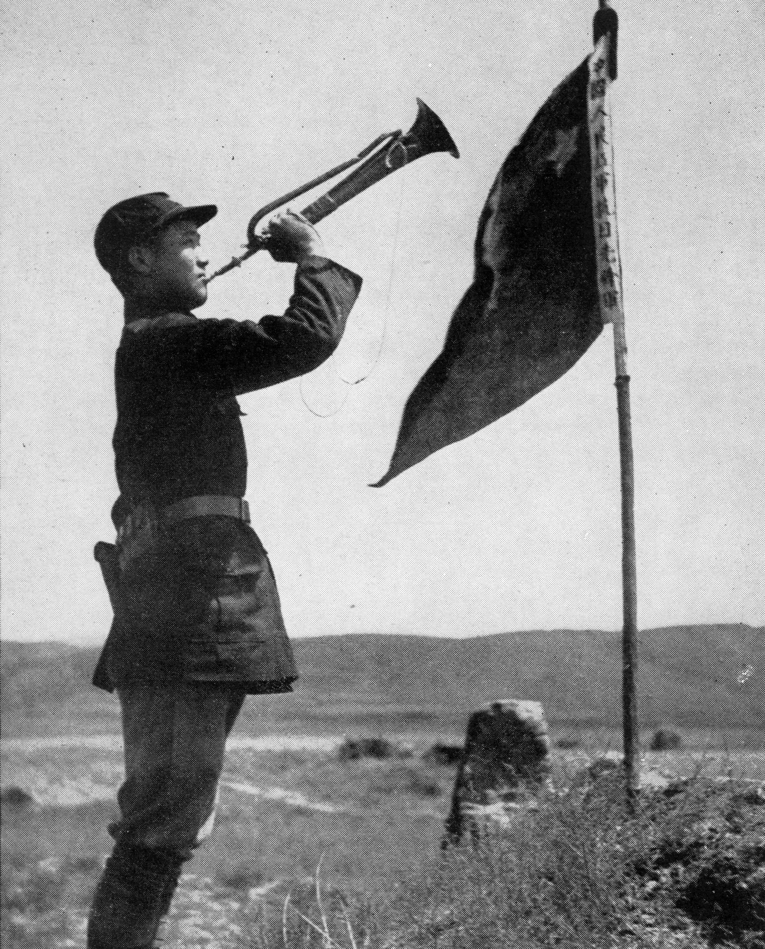 斯諾在預(yù)旺堡拍攝的紅軍司號員，他身邊的旗子上寫著“中國人民紅軍抗日先鋒隊”。