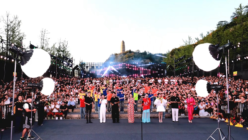 “寶塔山下唱民歌”活動(dòng)現(xiàn)場(chǎng)盛況。加向前攝