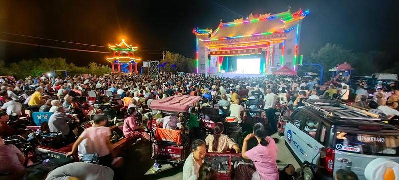 “戲曲進(jìn)鄉(xiāng)村”在吉安城村演出。姚二曼攝